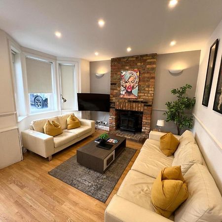 Great 4 Bedroom House - Great Location - Garden - Parking - Fast Wifi - Smart Tv - Newly Decorated - Sleeps Up To 8! Only 10 Mins Drive To Sandbanks Beach! Close To Poole & Bournemouth מראה חיצוני תמונה
