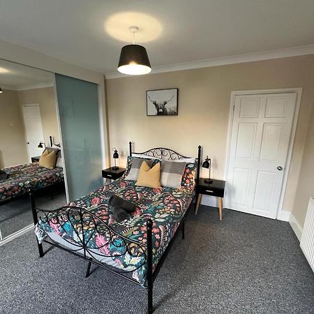 Great 4 Bedroom House - Great Location - Garden - Parking - Fast Wifi - Smart Tv - Newly Decorated - Sleeps Up To 8! Only 10 Mins Drive To Sandbanks Beach! Close To Poole & Bournemouth מראה חיצוני תמונה