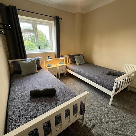 Great 4 Bedroom House - Great Location - Garden - Parking - Fast Wifi - Smart Tv - Newly Decorated - Sleeps Up To 8! Only 10 Mins Drive To Sandbanks Beach! Close To Poole & Bournemouth מראה חיצוני תמונה