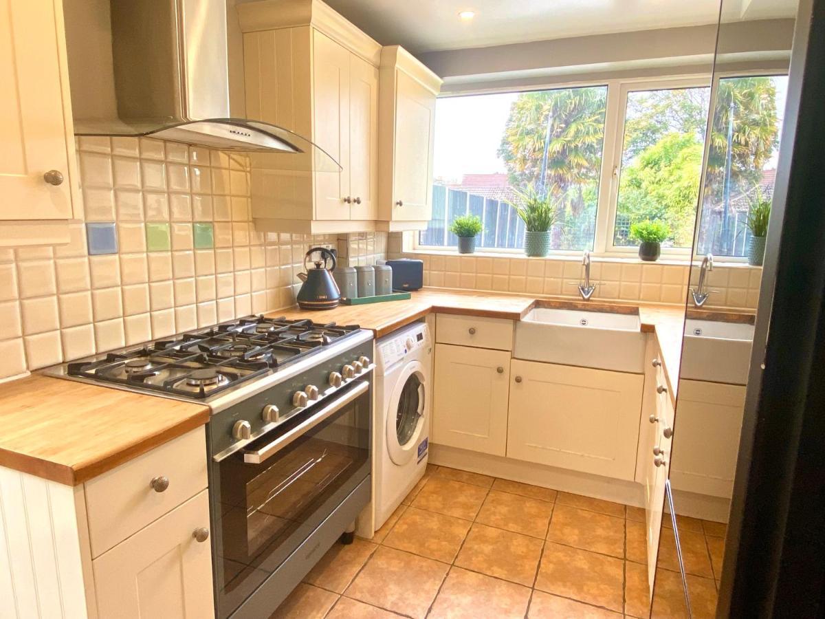 Great 4 Bedroom House - Great Location - Garden - Parking - Fast Wifi - Smart Tv - Newly Decorated - Sleeps Up To 8! Only 10 Mins Drive To Sandbanks Beach! Close To Poole & Bournemouth מראה חיצוני תמונה