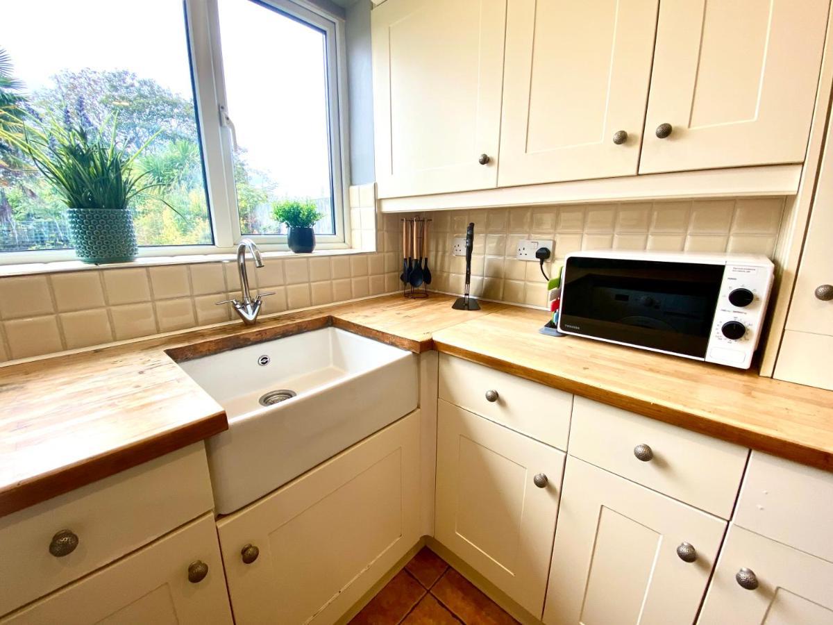 Great 4 Bedroom House - Great Location - Garden - Parking - Fast Wifi - Smart Tv - Newly Decorated - Sleeps Up To 8! Only 10 Mins Drive To Sandbanks Beach! Close To Poole & Bournemouth מראה חיצוני תמונה