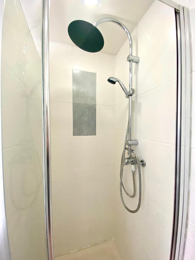 Great 4 Bedroom House - Great Location - Garden - Parking - Fast Wifi - Smart Tv - Newly Decorated - Sleeps Up To 8! Only 10 Mins Drive To Sandbanks Beach! Close To Poole & Bournemouth מראה חיצוני תמונה