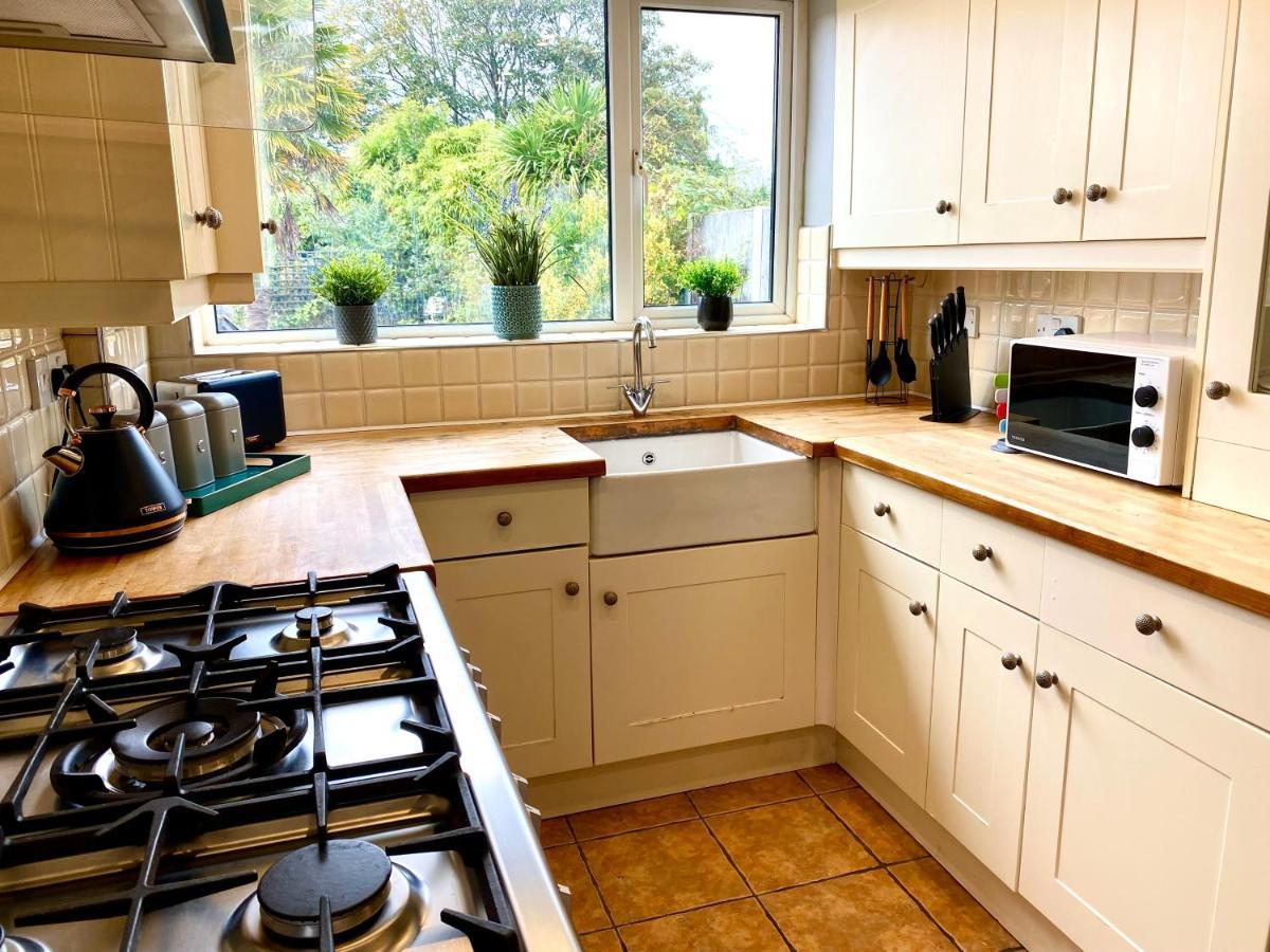 Great 4 Bedroom House - Great Location - Garden - Parking - Fast Wifi - Smart Tv - Newly Decorated - Sleeps Up To 8! Only 10 Mins Drive To Sandbanks Beach! Close To Poole & Bournemouth מראה חיצוני תמונה