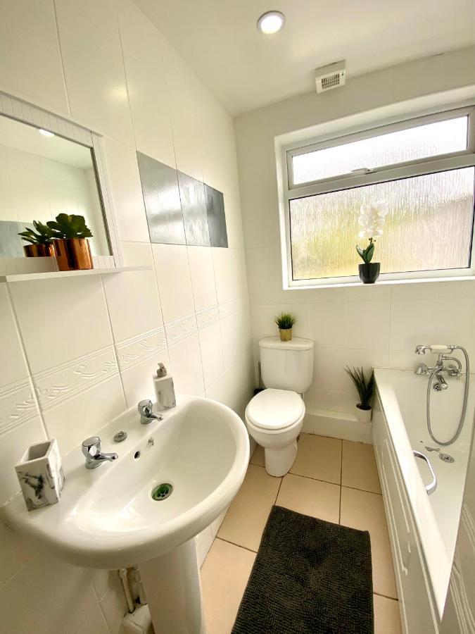 Great 4 Bedroom House - Great Location - Garden - Parking - Fast Wifi - Smart Tv - Newly Decorated - Sleeps Up To 8! Only 10 Mins Drive To Sandbanks Beach! Close To Poole & Bournemouth מראה חיצוני תמונה