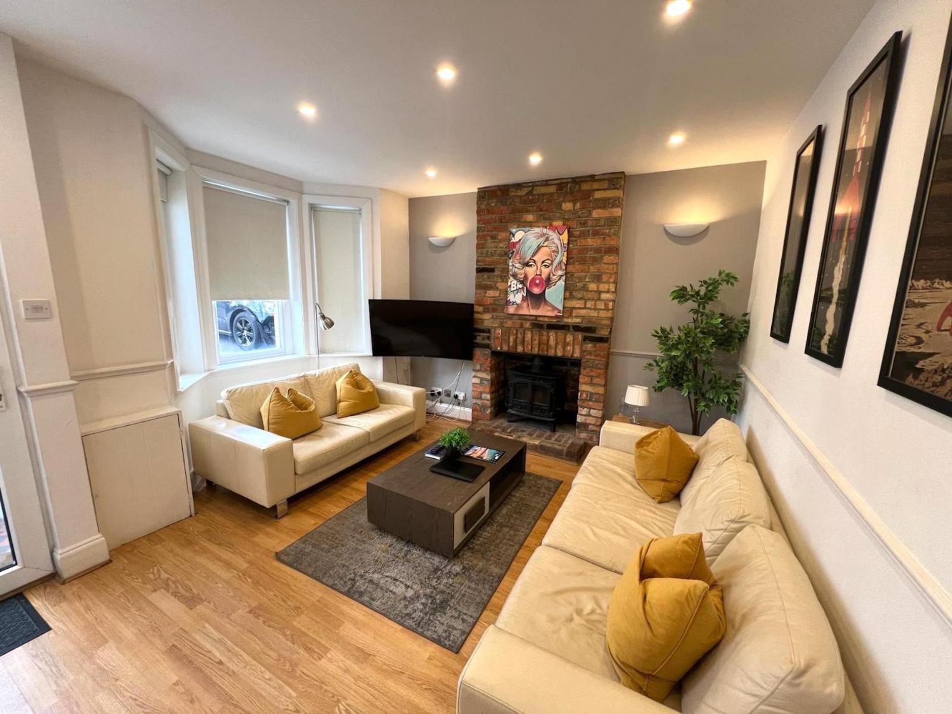 Great 4 Bedroom House - Great Location - Garden - Parking - Fast Wifi - Smart Tv - Newly Decorated - Sleeps Up To 8! Only 10 Mins Drive To Sandbanks Beach! Close To Poole & Bournemouth מראה חיצוני תמונה