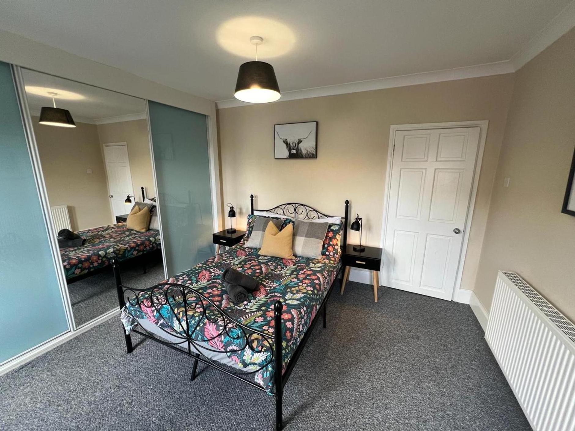 Great 4 Bedroom House - Great Location - Garden - Parking - Fast Wifi - Smart Tv - Newly Decorated - Sleeps Up To 8! Only 10 Mins Drive To Sandbanks Beach! Close To Poole & Bournemouth מראה חיצוני תמונה