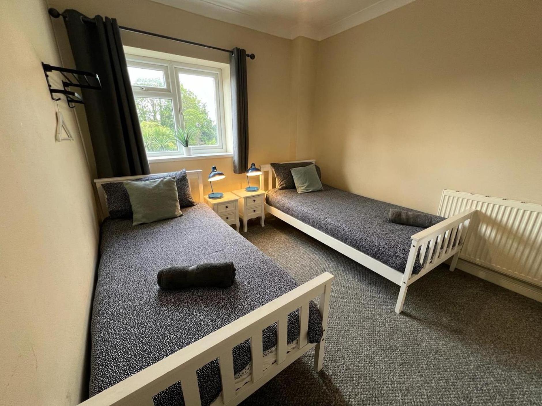 Great 4 Bedroom House - Great Location - Garden - Parking - Fast Wifi - Smart Tv - Newly Decorated - Sleeps Up To 8! Only 10 Mins Drive To Sandbanks Beach! Close To Poole & Bournemouth מראה חיצוני תמונה
