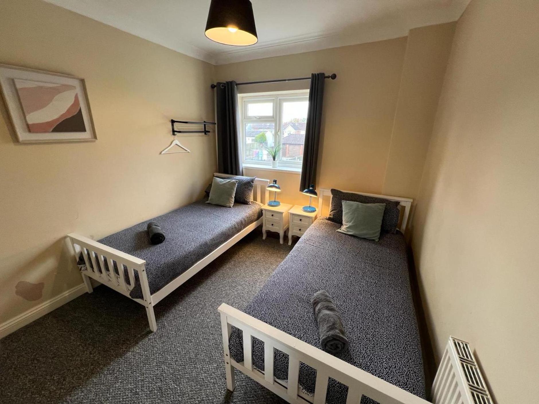 Great 4 Bedroom House - Great Location - Garden - Parking - Fast Wifi - Smart Tv - Newly Decorated - Sleeps Up To 8! Only 10 Mins Drive To Sandbanks Beach! Close To Poole & Bournemouth מראה חיצוני תמונה