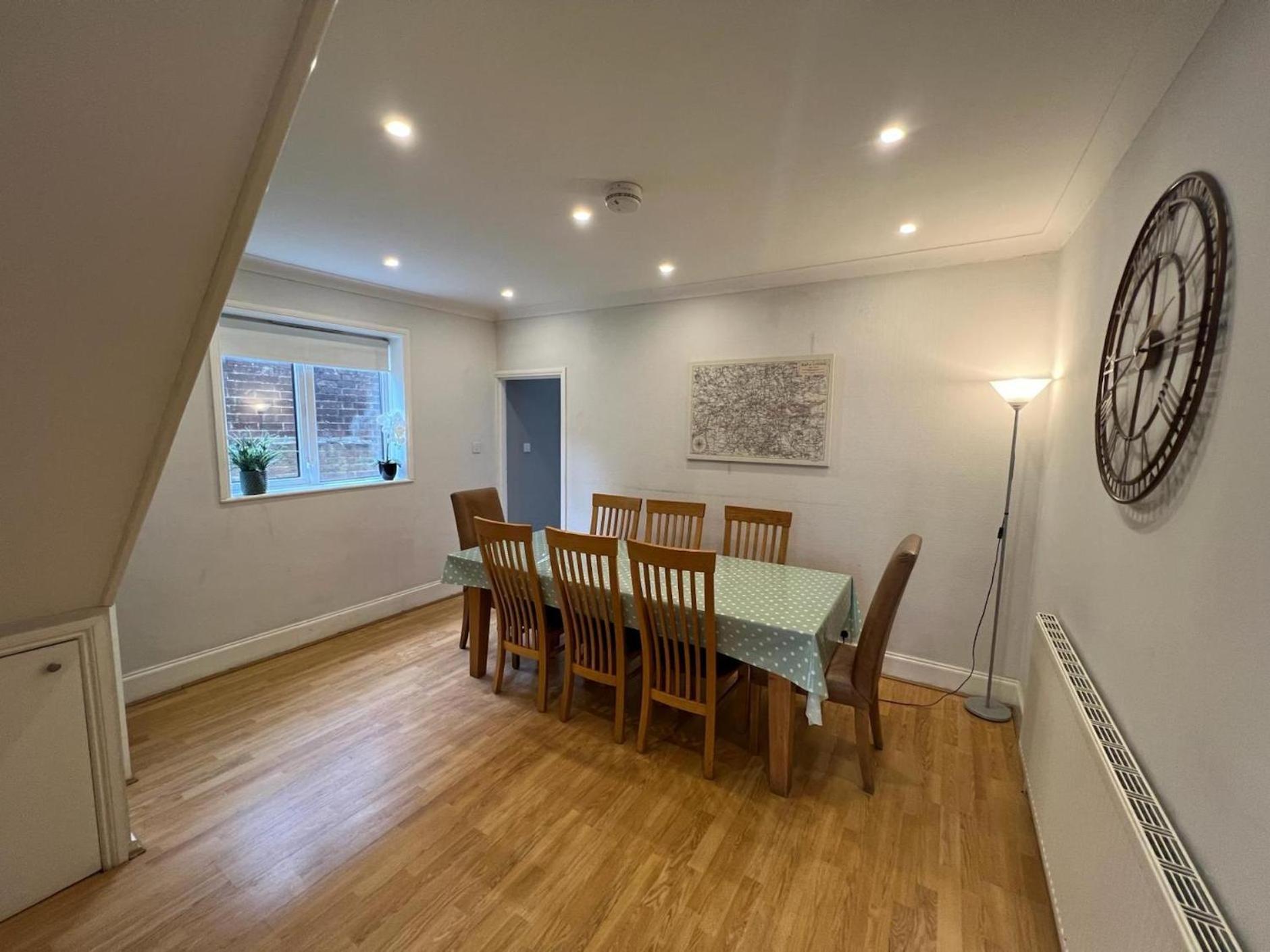 Great 4 Bedroom House - Great Location - Garden - Parking - Fast Wifi - Smart Tv - Newly Decorated - Sleeps Up To 8! Only 10 Mins Drive To Sandbanks Beach! Close To Poole & Bournemouth מראה חיצוני תמונה
