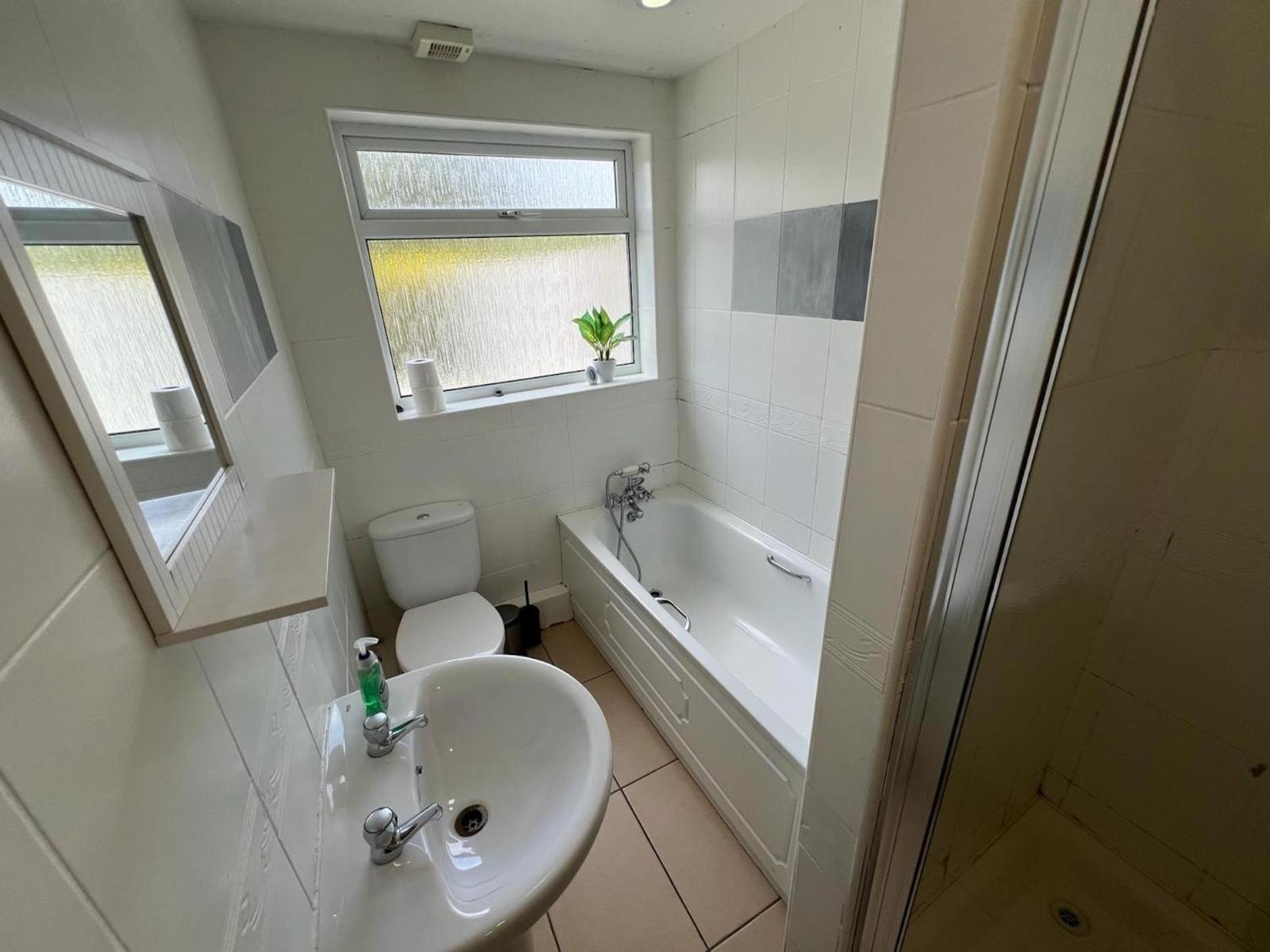 Great 4 Bedroom House - Great Location - Garden - Parking - Fast Wifi - Smart Tv - Newly Decorated - Sleeps Up To 8! Only 10 Mins Drive To Sandbanks Beach! Close To Poole & Bournemouth מראה חיצוני תמונה