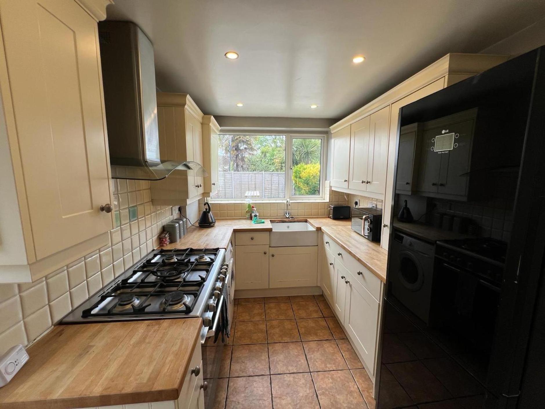Great 4 Bedroom House - Great Location - Garden - Parking - Fast Wifi - Smart Tv - Newly Decorated - Sleeps Up To 8! Only 10 Mins Drive To Sandbanks Beach! Close To Poole & Bournemouth מראה חיצוני תמונה