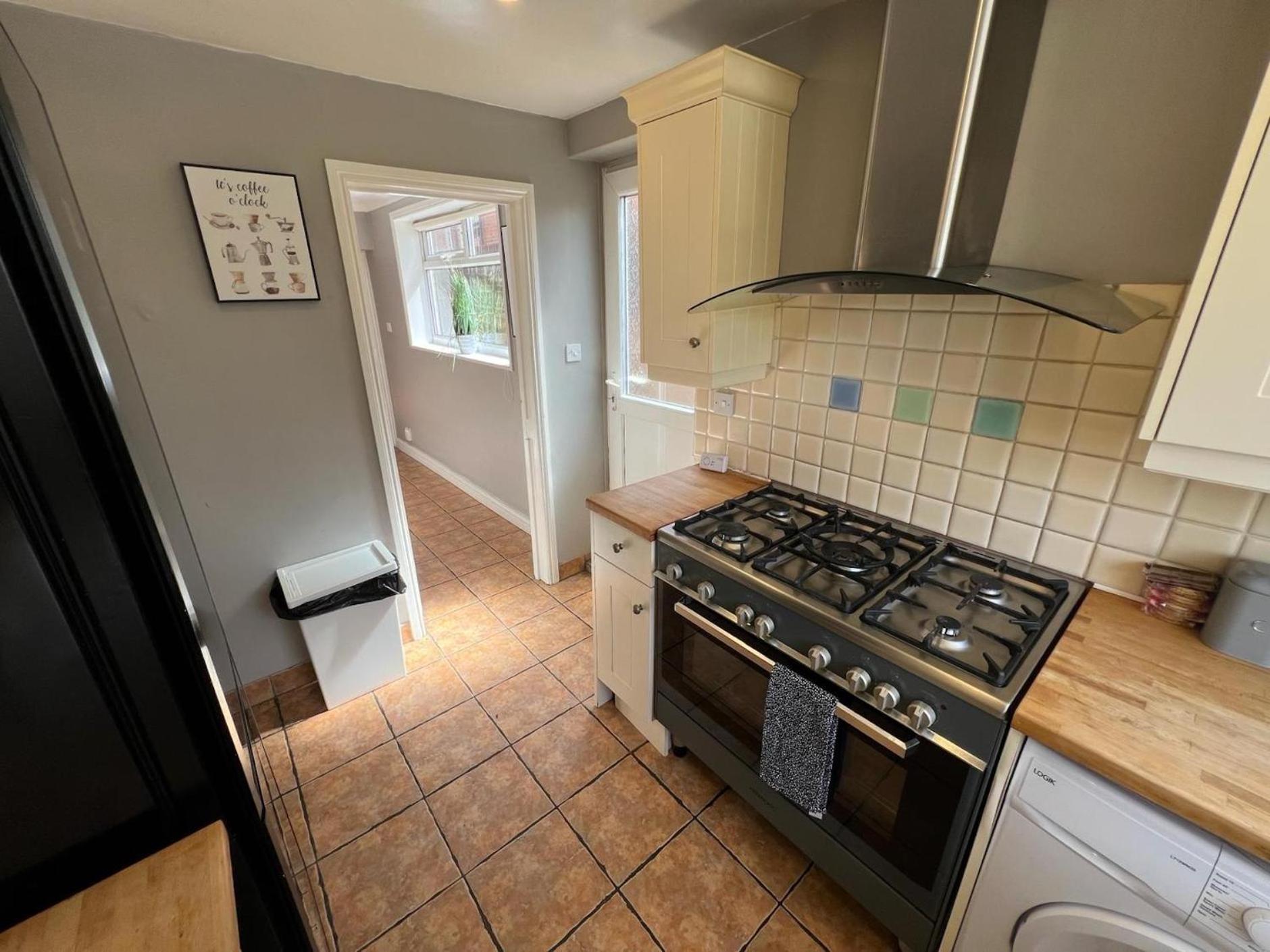 Great 4 Bedroom House - Great Location - Garden - Parking - Fast Wifi - Smart Tv - Newly Decorated - Sleeps Up To 8! Only 10 Mins Drive To Sandbanks Beach! Close To Poole & Bournemouth מראה חיצוני תמונה