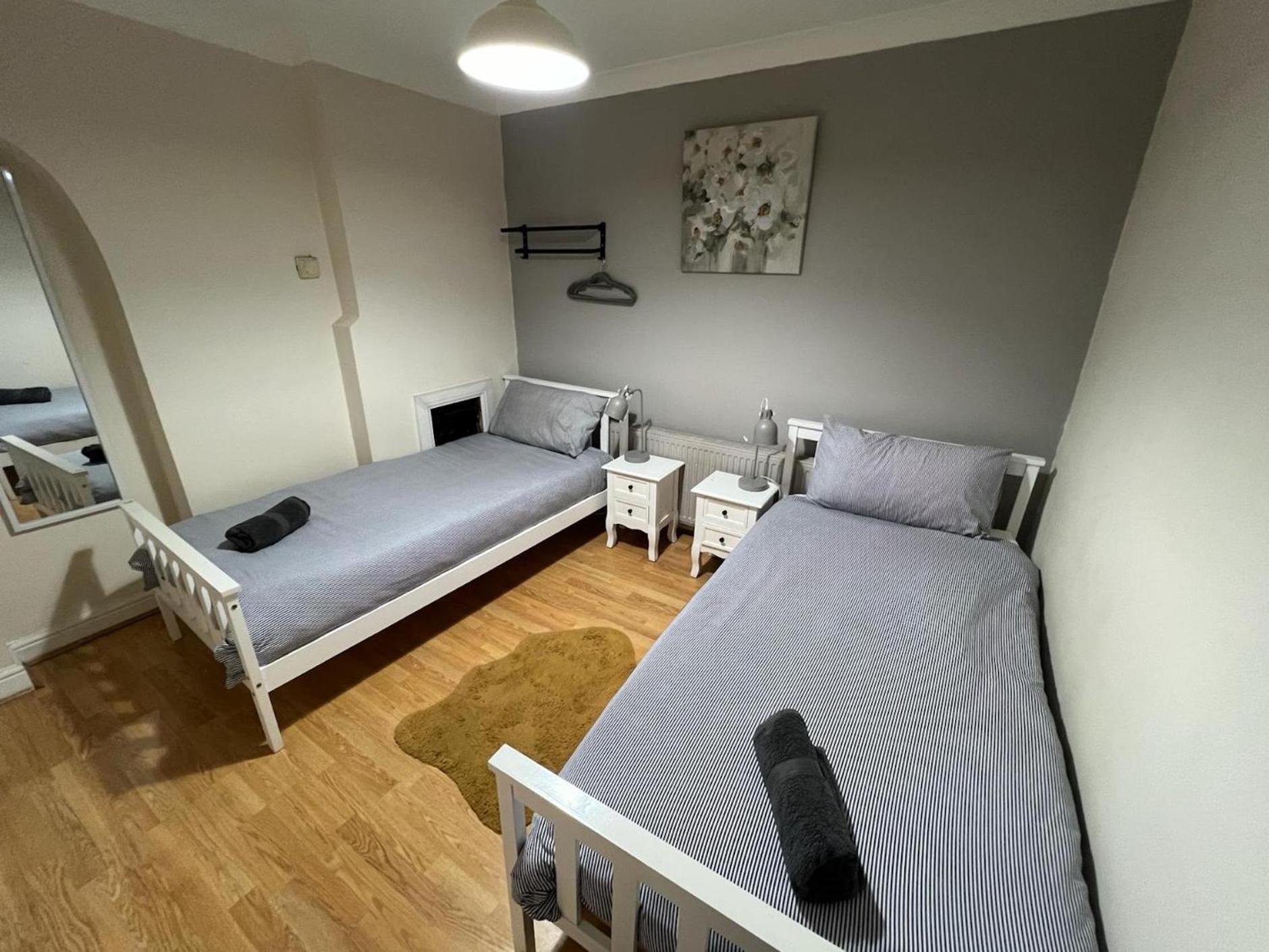 Great 4 Bedroom House - Great Location - Garden - Parking - Fast Wifi - Smart Tv - Newly Decorated - Sleeps Up To 8! Only 10 Mins Drive To Sandbanks Beach! Close To Poole & Bournemouth מראה חיצוני תמונה