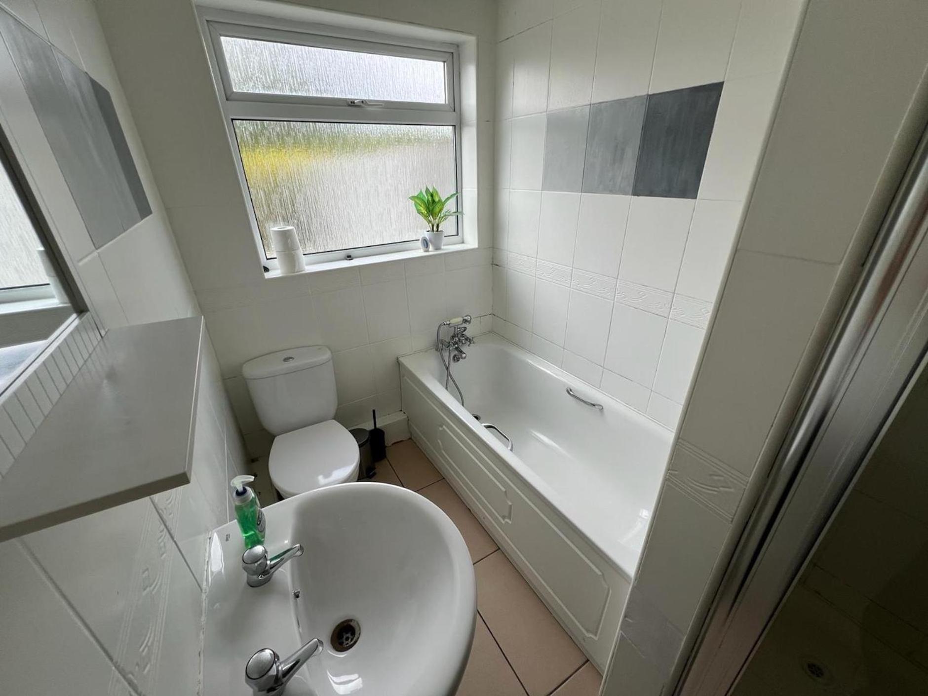 Great 4 Bedroom House - Great Location - Garden - Parking - Fast Wifi - Smart Tv - Newly Decorated - Sleeps Up To 8! Only 10 Mins Drive To Sandbanks Beach! Close To Poole & Bournemouth מראה חיצוני תמונה