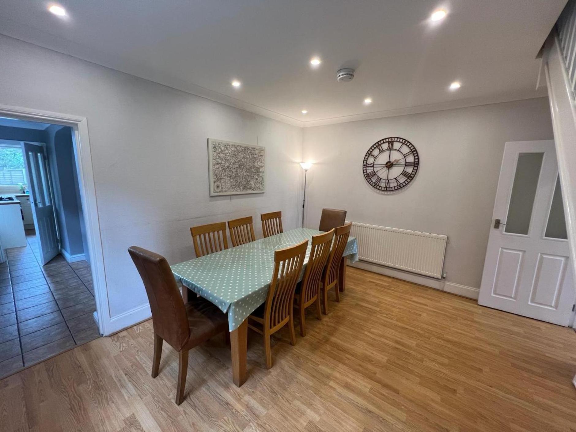 Great 4 Bedroom House - Great Location - Garden - Parking - Fast Wifi - Smart Tv - Newly Decorated - Sleeps Up To 8! Only 10 Mins Drive To Sandbanks Beach! Close To Poole & Bournemouth מראה חיצוני תמונה