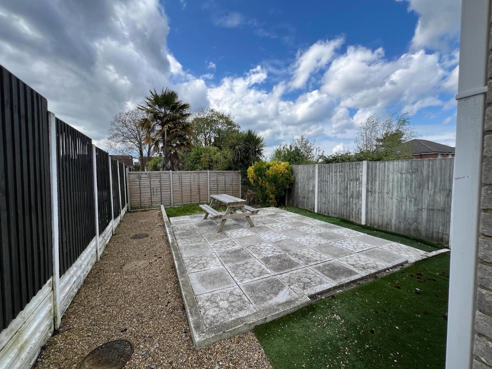 Great 4 Bedroom House - Great Location - Garden - Parking - Fast Wifi - Smart Tv - Newly Decorated - Sleeps Up To 8! Only 10 Mins Drive To Sandbanks Beach! Close To Poole & Bournemouth מראה חיצוני תמונה