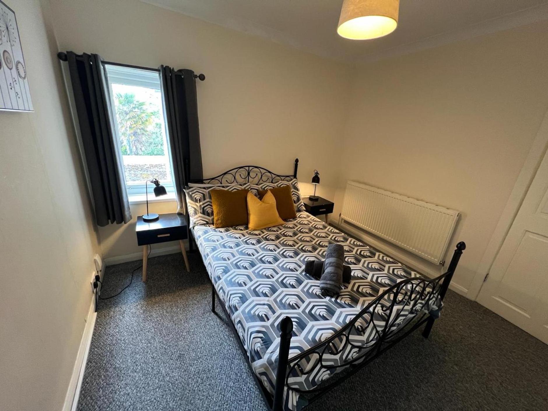 Great 4 Bedroom House - Great Location - Garden - Parking - Fast Wifi - Smart Tv - Newly Decorated - Sleeps Up To 8! Only 10 Mins Drive To Sandbanks Beach! Close To Poole & Bournemouth מראה חיצוני תמונה