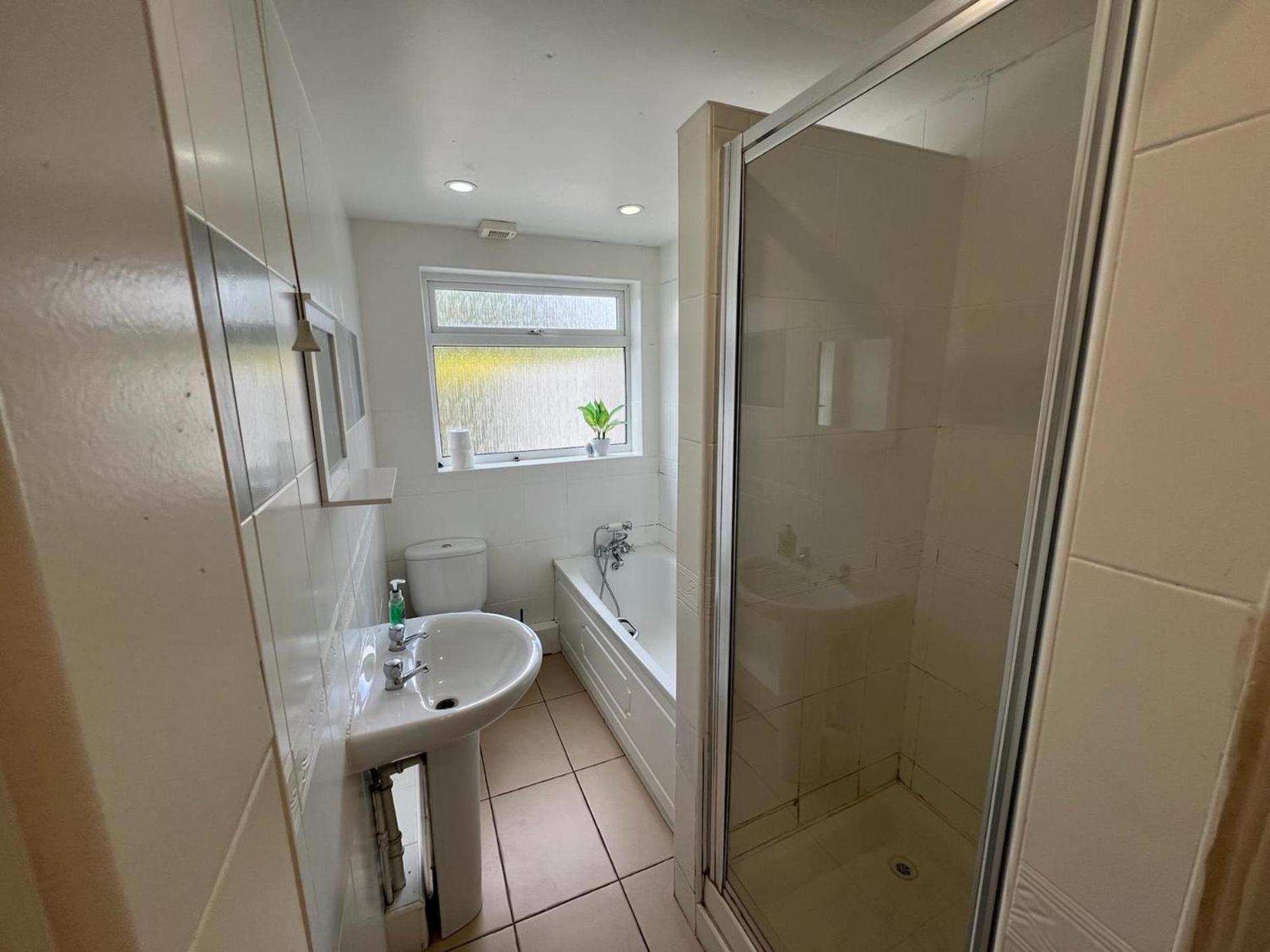Great 4 Bedroom House - Great Location - Garden - Parking - Fast Wifi - Smart Tv - Newly Decorated - Sleeps Up To 8! Only 10 Mins Drive To Sandbanks Beach! Close To Poole & Bournemouth מראה חיצוני תמונה
