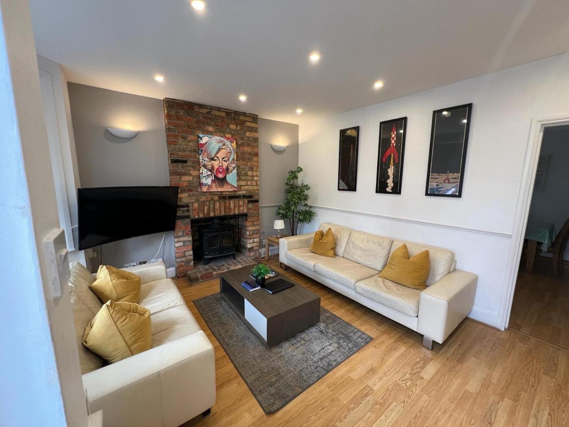 Great 4 Bedroom House - Great Location - Garden - Parking - Fast Wifi - Smart Tv - Newly Decorated - Sleeps Up To 8! Only 10 Mins Drive To Sandbanks Beach! Close To Poole & Bournemouth מראה חיצוני תמונה