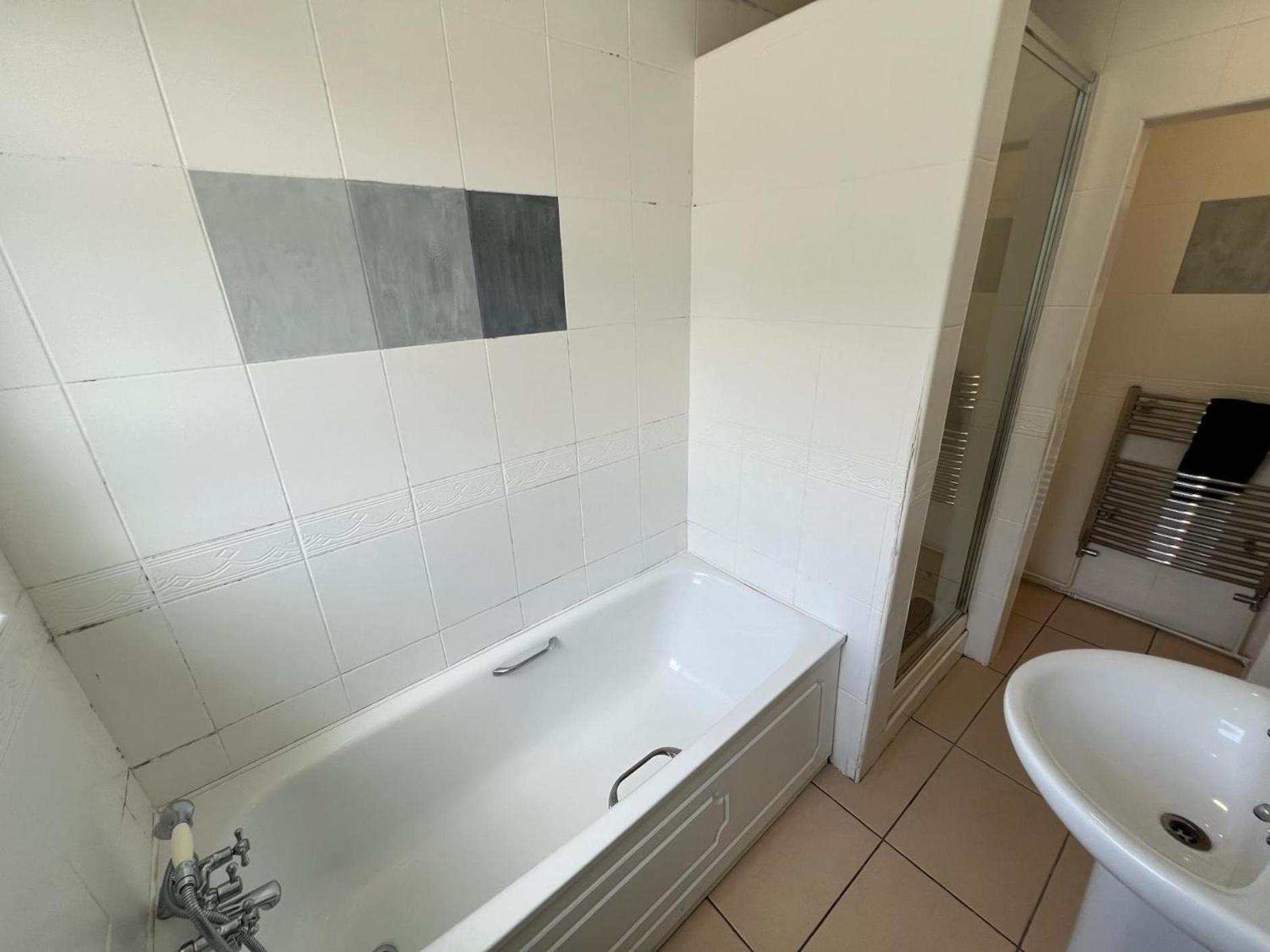 Great 4 Bedroom House - Great Location - Garden - Parking - Fast Wifi - Smart Tv - Newly Decorated - Sleeps Up To 8! Only 10 Mins Drive To Sandbanks Beach! Close To Poole & Bournemouth מראה חיצוני תמונה