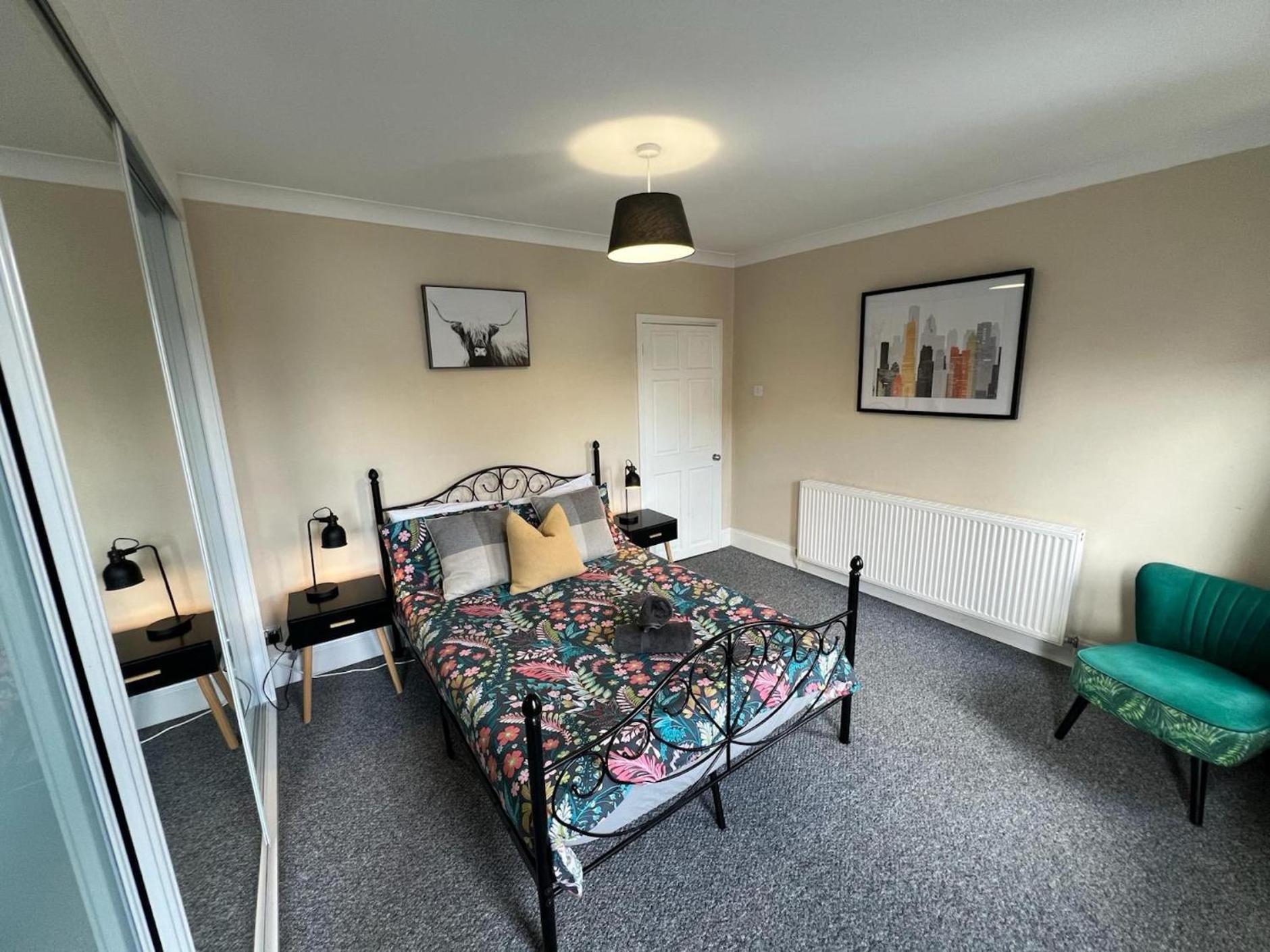 Great 4 Bedroom House - Great Location - Garden - Parking - Fast Wifi - Smart Tv - Newly Decorated - Sleeps Up To 8! Only 10 Mins Drive To Sandbanks Beach! Close To Poole & Bournemouth מראה חיצוני תמונה