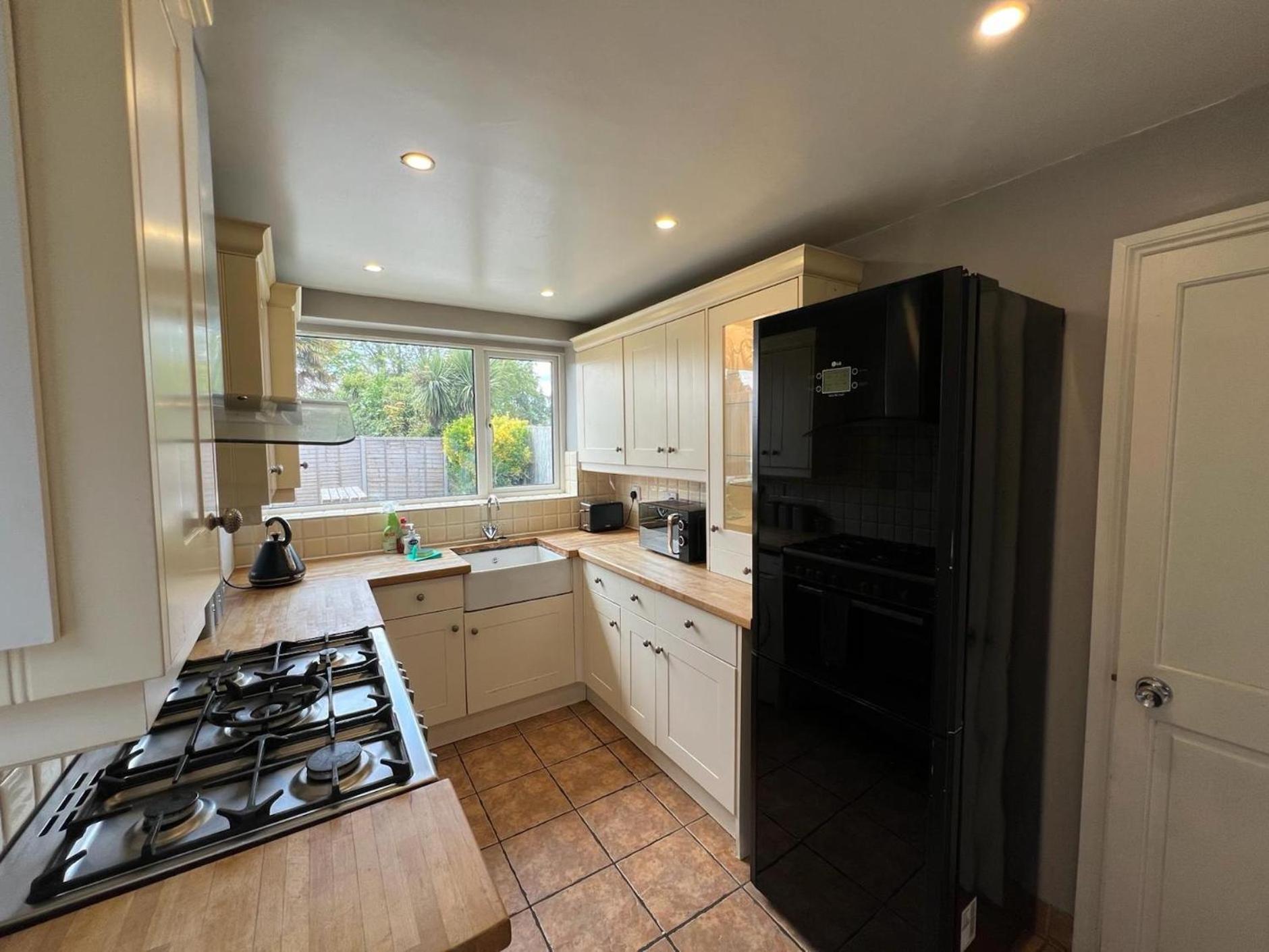 Great 4 Bedroom House - Great Location - Garden - Parking - Fast Wifi - Smart Tv - Newly Decorated - Sleeps Up To 8! Only 10 Mins Drive To Sandbanks Beach! Close To Poole & Bournemouth מראה חיצוני תמונה